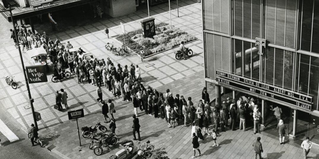 Een lange rij voor bioscoop Thalia aan de Rotterdamse Kruiskade, 1971.