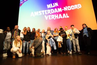 De feestelijke première van Mijn Amsterdam Noord Verhaal in Eye Filmmuseum. De deelnemers poseren voor het grote doek.