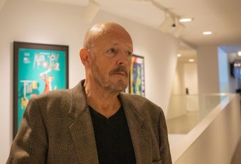 Jaap Bollee poseert voor de affichegalerij in Eye Filmmuseum