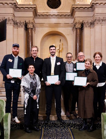 Prijswinnaars uit de vijf categorieën samen met Art Explora-oprichter en -voorzitter Frédéric Jousset.