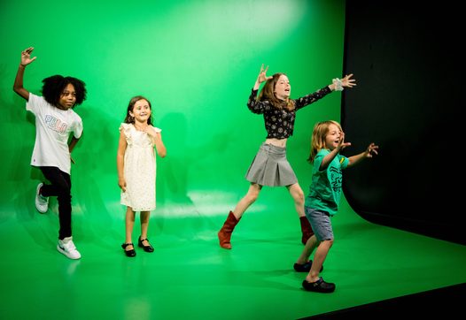 Vier kinderen bewegen voor de Green Screen