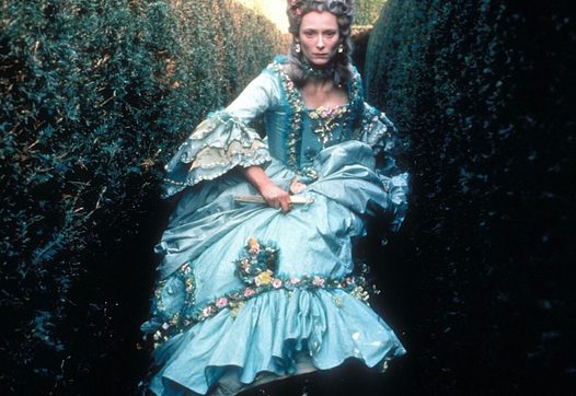 Orlando rent door het doolhof in blauwe jurk