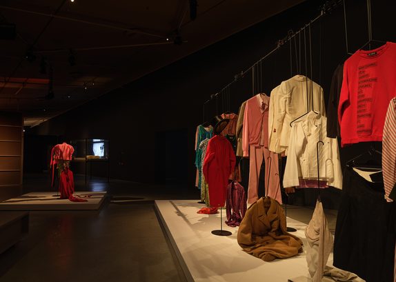 A Biographical Wardrobe (Olivier Saillard, 2025) (© Studio Hans Wilschut)