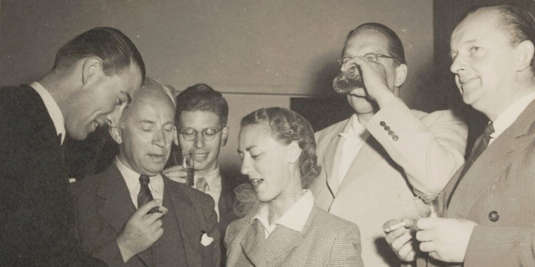 Jan de Vaal, Janus van Domburg, Jan Keizer, Helen van Dongen, Frits van der Molen en Charles Boost op het filmfestival EXPRMNTL in Knokke in 1949.