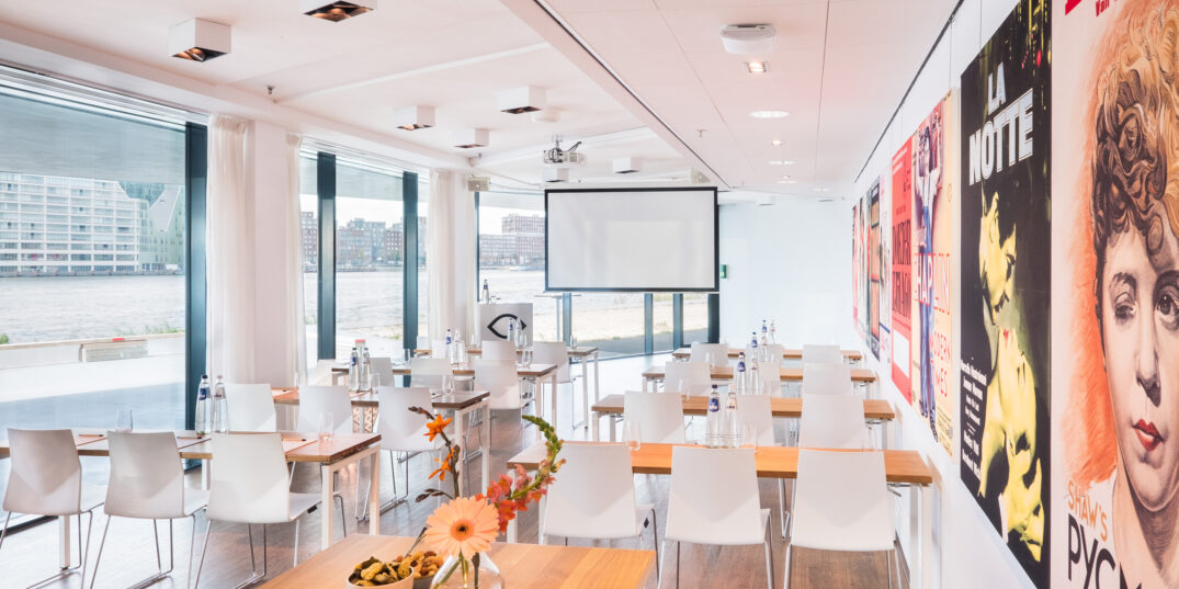 De IJ-Lounge in Eye Filmmuseum © Martin Hogeboom