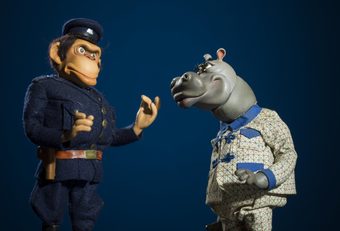 Joop Geesink: gorilla politieagent en vader nijlpaard poppen (© Merlijn Doomernik)