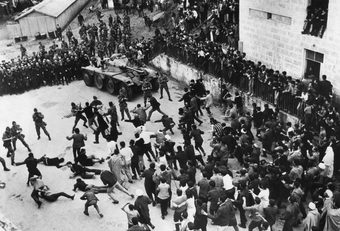 still from La battaglia di Algeri (The Battle of Algiers) (Gillo Pontecorvo, IT/DZ 1965)