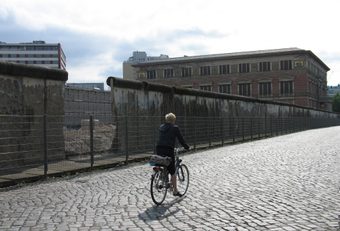 still from The Invisible Frame (Cynthia Beatt, DE 2009)