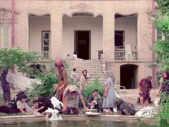 still Shatranj-e baad (Chess of Wind) (Mohammed Reza Aslani, IR 1976)