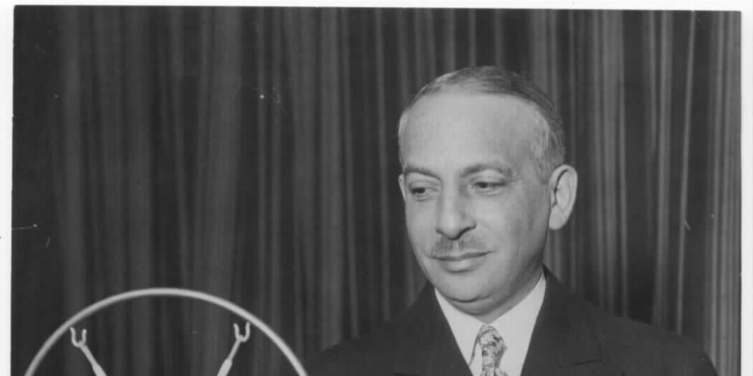 Loet C. Barnstijn (1880 - 1953) bij een geluidsopnameinstallatie.