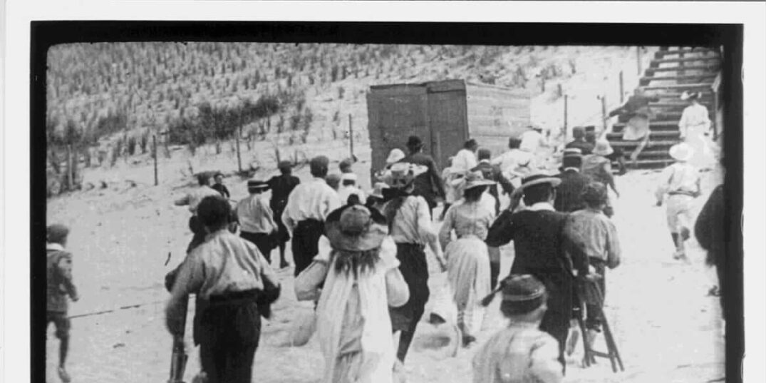 Still uit De mésaventure van een Fransch heertje zonder pantalon aan het strand te Zandvoort (NL, Willy Mullens, Albert Mullens, 1905)