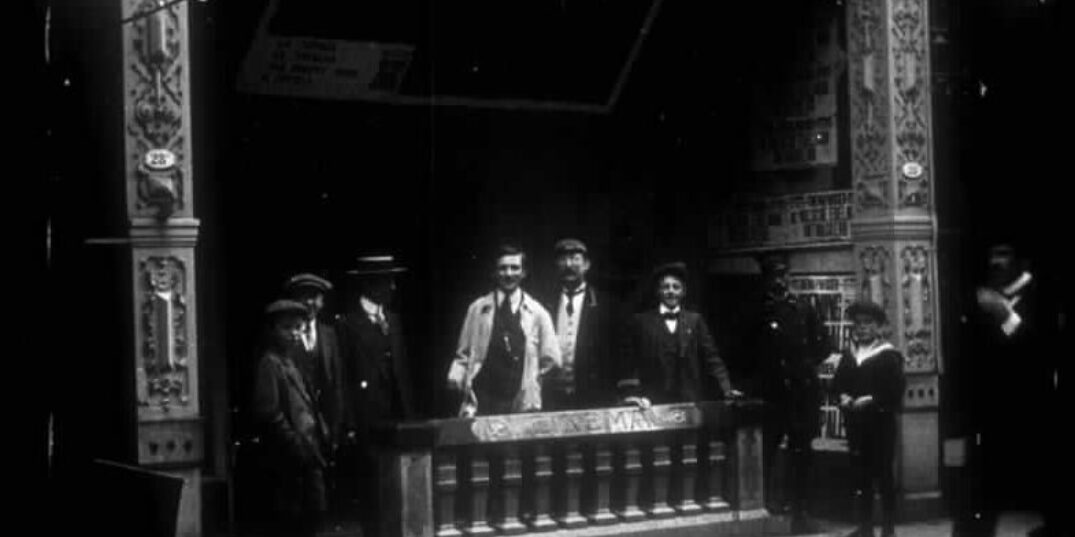De pui van Cinema Parisien, Rotterdam. Still uit Onafhankelijkheidsfeesten te Rotterdam op Maandag 17 November (NL, Onbekend, 1913).