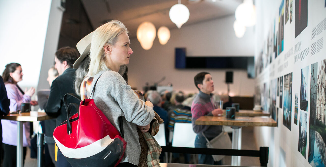 Een bezoeker van Eye bekijkt tijdens een evenement van de Eye Society een tijdelijke tentoonstelling van foto's van Robby Müller