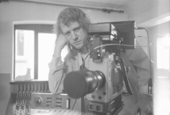 Portret van Palmbomen II met oude videocamera, foto dor Lucas Lucas Laujedo