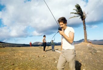 Werner Herzog bij de opnames van Auch Zwerge haben klein angefangen (1970) Foto: Bettina von Waldthausen © Werner Herzog Film / Deutsche Kinemathek