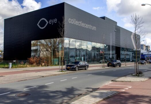 De buitenkant van het collectiecentrum van Eye, een zwart vierkant gebouw