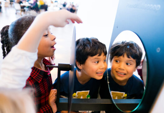 Kinderen ontdekken de Phenakistiscoop tijdens de Eye Explore Puzzle Tour