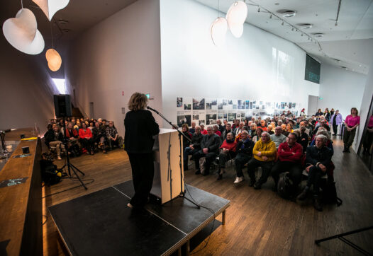 Oud-directeur Sandra den Hamer spreekt een publiek van Eye Society leden toe tijdens een Eye Society evenement