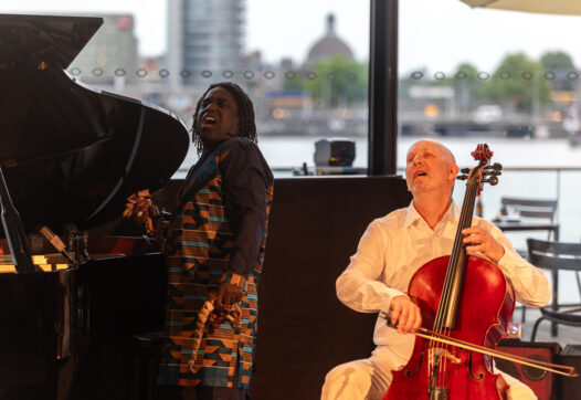Ernst Reijseger speelt cello in Eye Filmmuseum