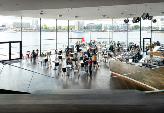Het café-restaurant van Eye gezien vanaf de trappen, met uitzicht over het IJ