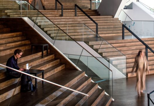 De houten trappen in de Arena van Eye Filmmuseum