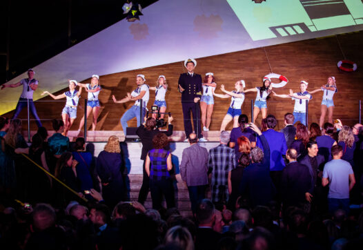 Alex Klaasen treedt op tijdens Filmbal 2019: Blue Edition (© Floris Heuer)