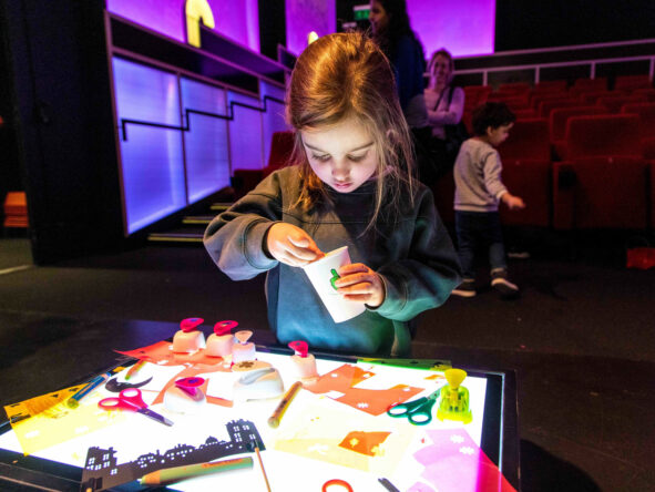 Kleuters spelen tijdens Cinemini met lichtbakken