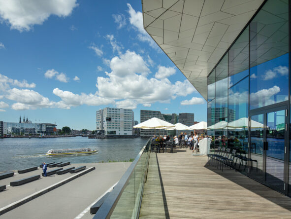 Een foto van het terras van Eye Filmmuseum