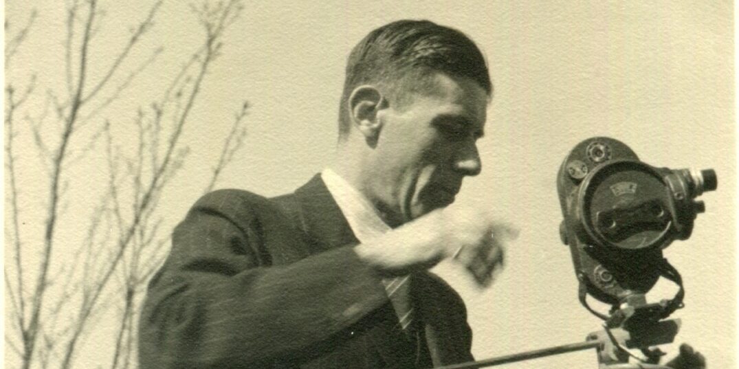 Dick Laan met 16mm camera, 'Filmo' van Bell & Howell.