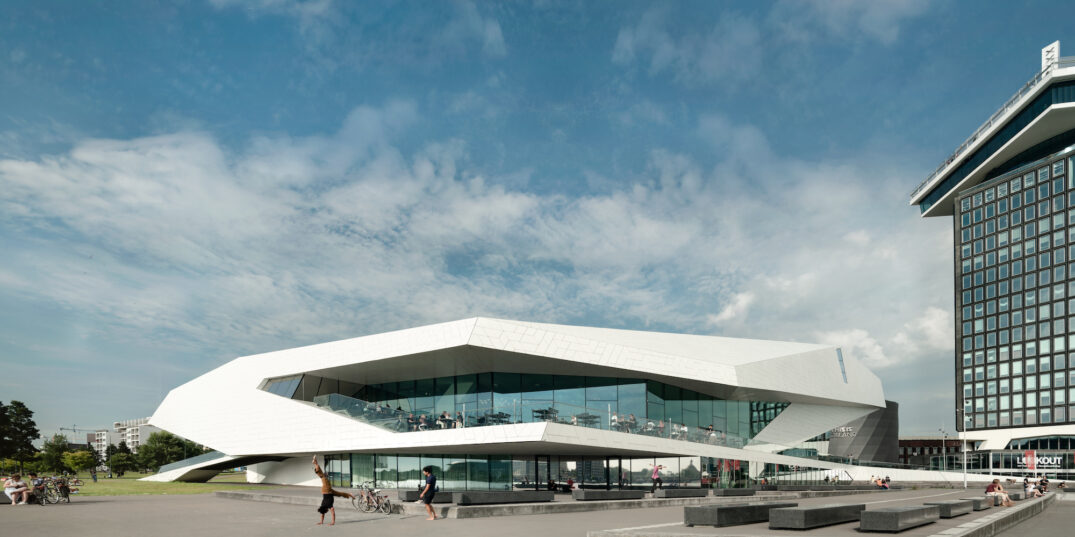 Een foto van de voorkant van het museumgebouw van Eye, gemaakt met groothoeklens