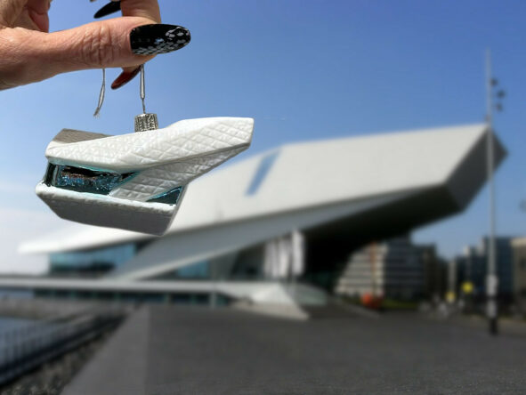 Eye Filmmuseum kerstbal met hand met het gebouw in de achtergrond