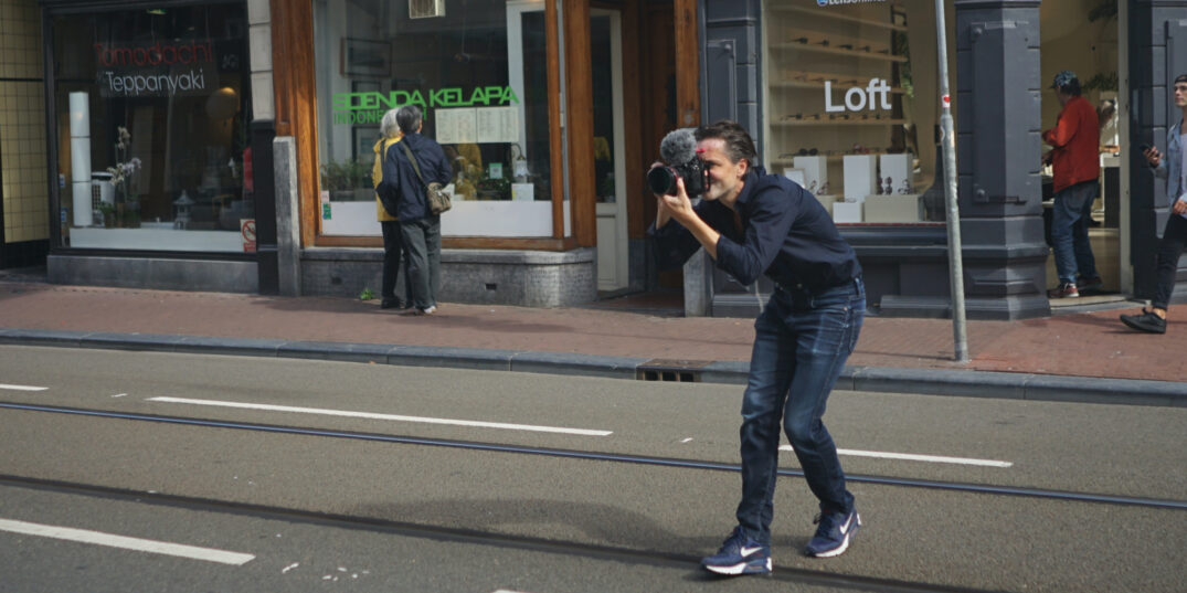 Wytse Koetse met een camera midden op straat