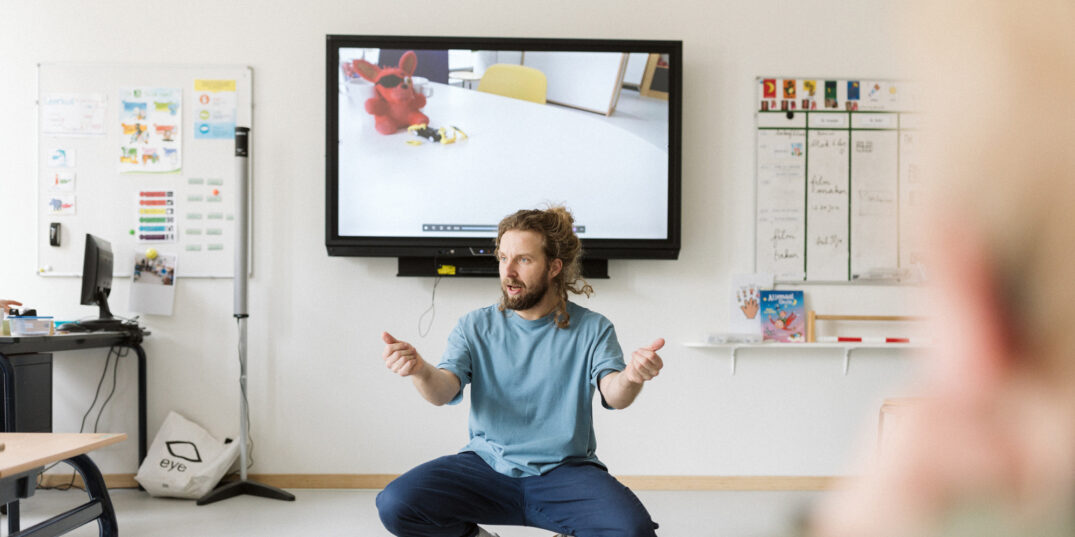 Filmdocent Remco Efdé voor de klas