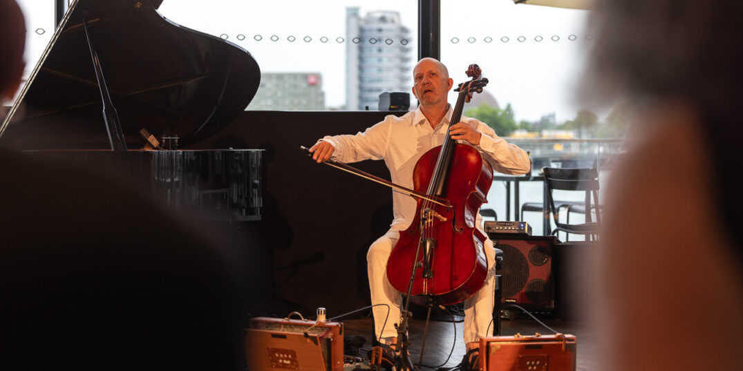 Ernst Reijseger speelt cello in Eye Filmmuseum