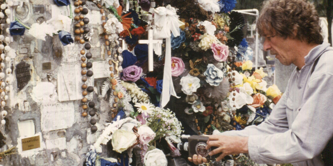 Werkfoto van La muerte en vivo, Henri Plaat fotografeert een muur vol gedenktekens