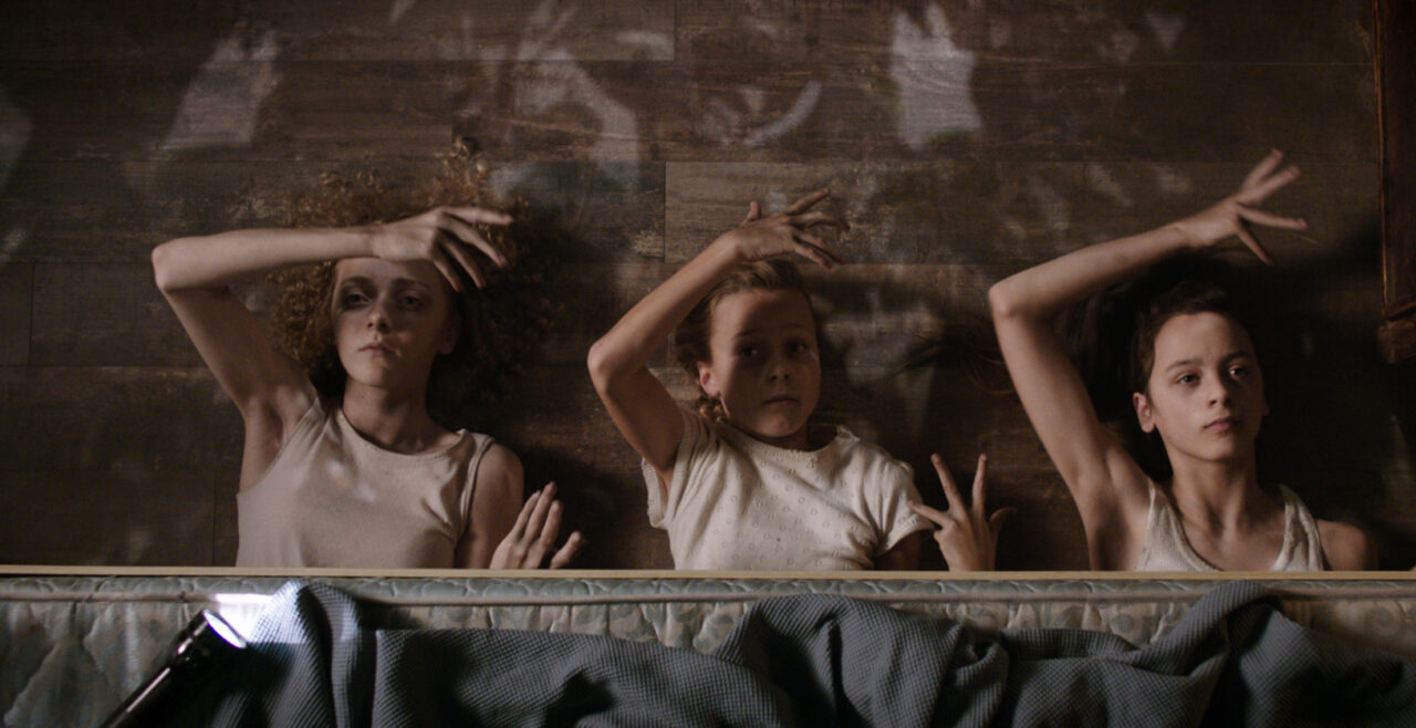 still uit Sisters (Daphne Lucker, NL 2018)
