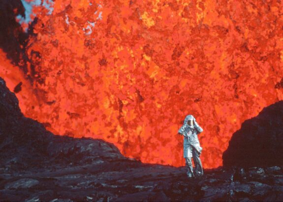 still uit The Fire Within: Requiem for Katia and Maurice Krafft (Werner Herzog, GB/US/CH/FR 2022)