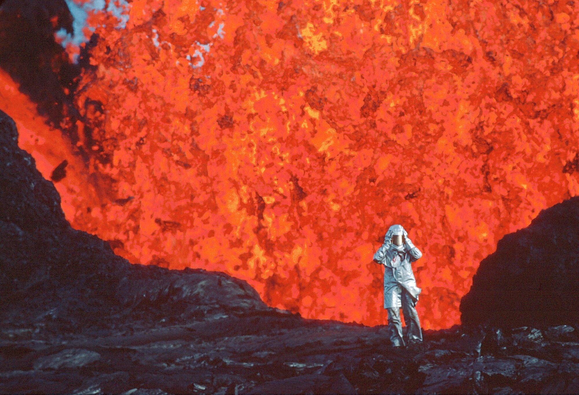 still uit The Fire Within: Requiem for Katia and Maurice Krafft (Werner Herzog, GB/US/CH/FR 2022)